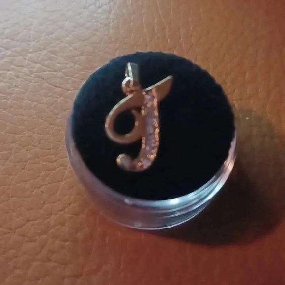 💙🌹Gold plated letter pendant "J" with faux diamonds - Picture 5 of 7